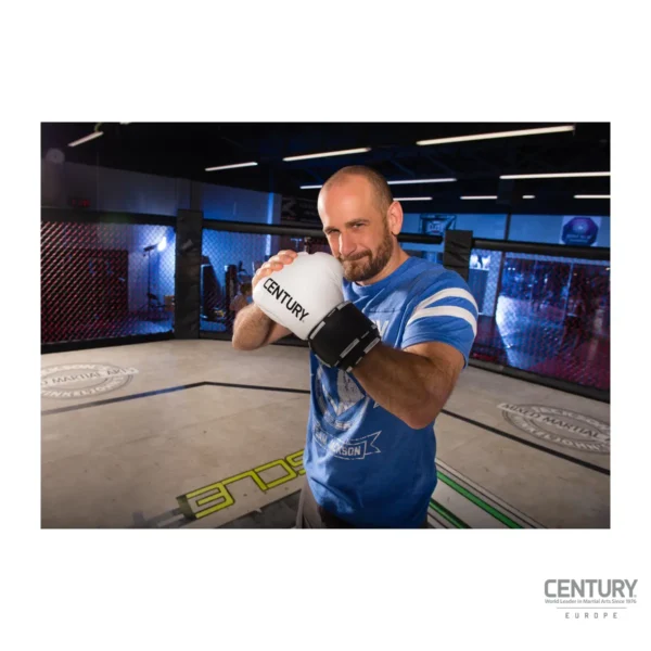 Century Creed Boxhandschuhe weiß-schwarz - Kampfsportler präsentiert Handschuh