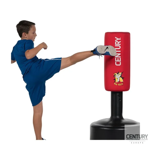 Century Kid Kick Wavemaster Standboxsack rot - Junge tritt mit dem rechten Fuß oben an den Boxsack Seitenansicht