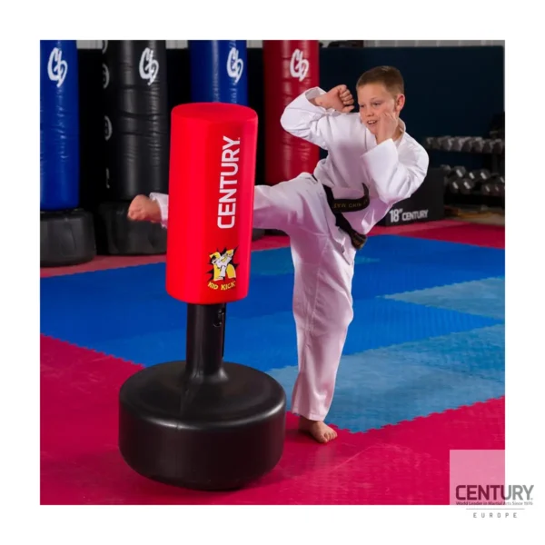 Century Kid Kick Wavemaster Standboxsack rot - junger Kampfsportler tritt mit dem rechten Bein an die Mitte des Boxsacks