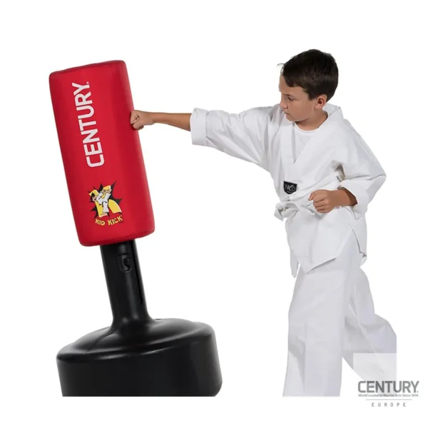 Century Kid Kick Wavemaster Standboxsack rot - junger Kampfsportler schlägt mit der rechten Faust auf den Boxsack ein