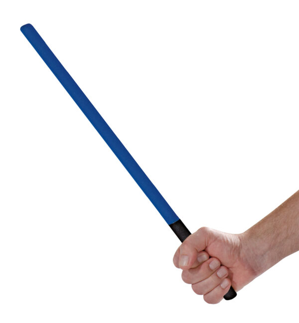 Kwon Schlagstock Training 60 cm blau-schwarz - rechte Hand hält Schlagstock