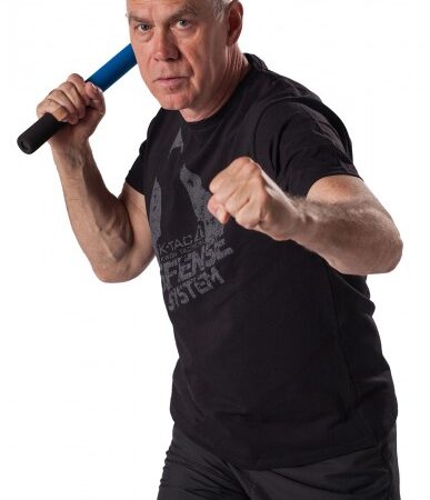 Kwon SV Schaumstoff Schlagstock 60 cm blau-schwarz - Mann hält Schlagstock zum Ausholen oben hinter den Kopf und macht eine Faust