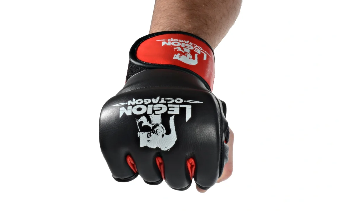 Legion Octagon MMA Handschuhe Fight schwarz-rot - Faustansicht mit Hand