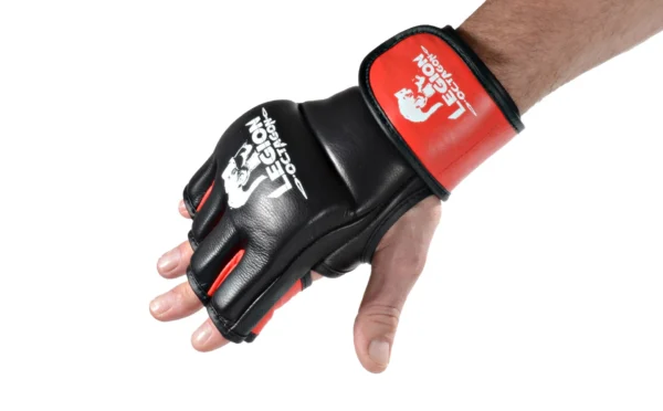 Legion Octagon MMA Handschuhe Fight schwarz-rot - seitliche Oberansicht mit Hand