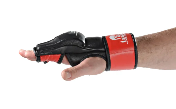 Legion Octagon MMA Handschuhe Fight schwarz-rot - Seitenansicht mit Hand