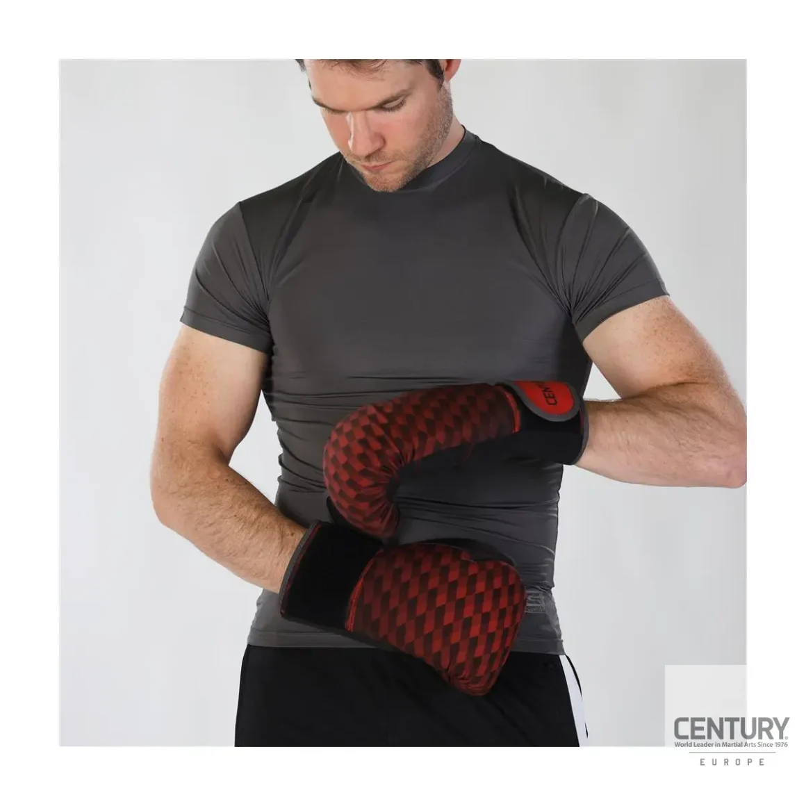 Century Strive waschbare Boxhandschuhe black/red checkers - Kampfsportler zieht Handschuhe an
