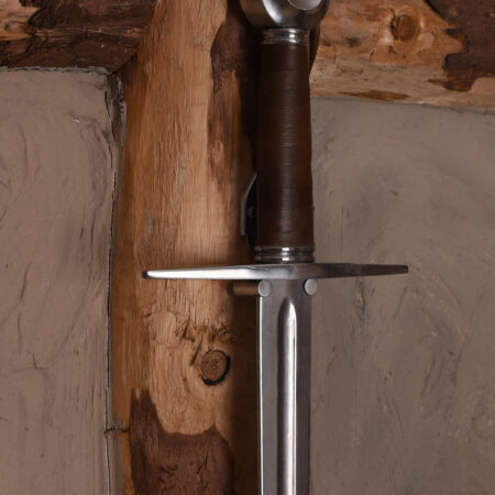Battle Merchant Schwertwandhalter aus Stahl - an Holzbalken mit Schwert in der Aufhängung