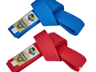 Punok Kata WKF Wettkampf Gürtel rot, blau - Ansicht von oben Gürtel verknotet