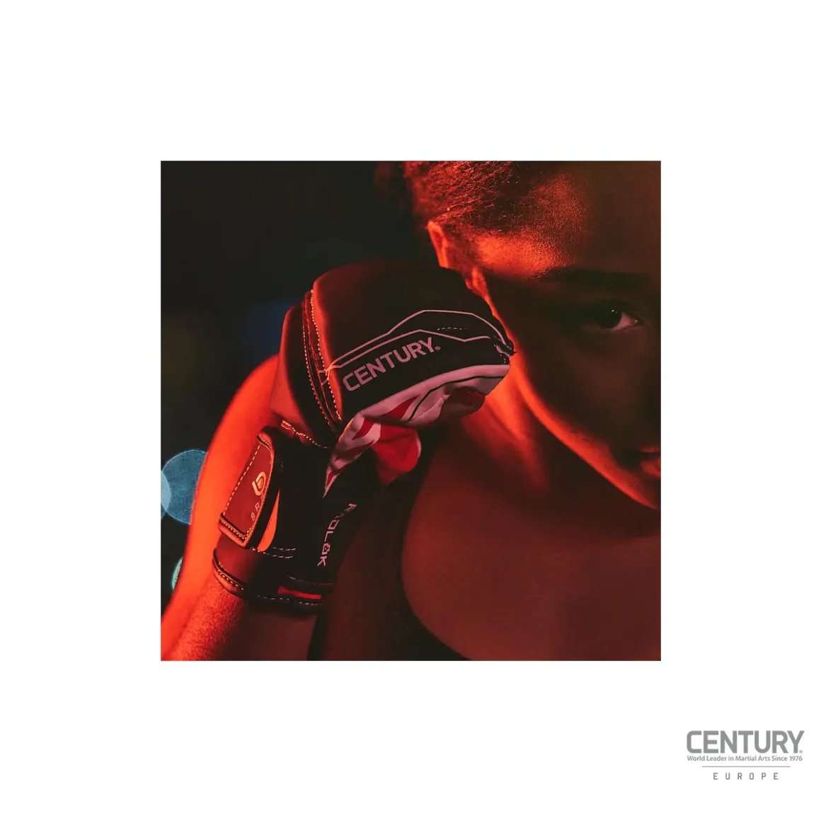 Century Brave Grip Bag Handschuhe rot-schwarz - Kampfsportlerin hält Handschuh nah am Gesicht