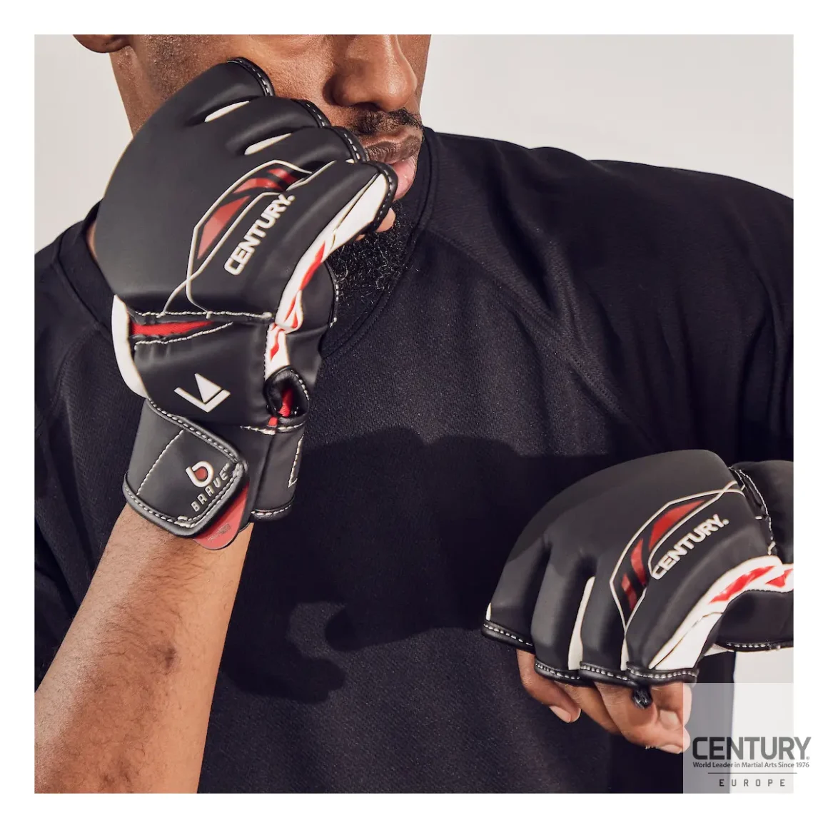 Century Brave MMA Competition Glove schwarz-rot-weiß - Ansicht an Kampfsportler
