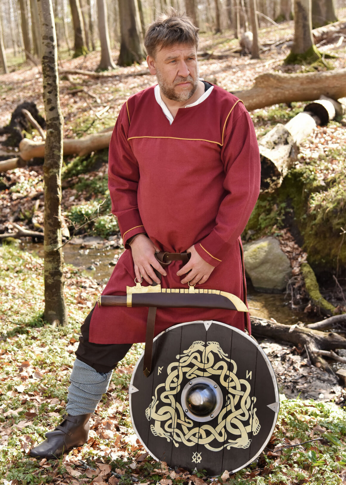 Angelsächsischer Schild mit Schlangenmotiv und Runen, 61 cm (Holz, Stahl)