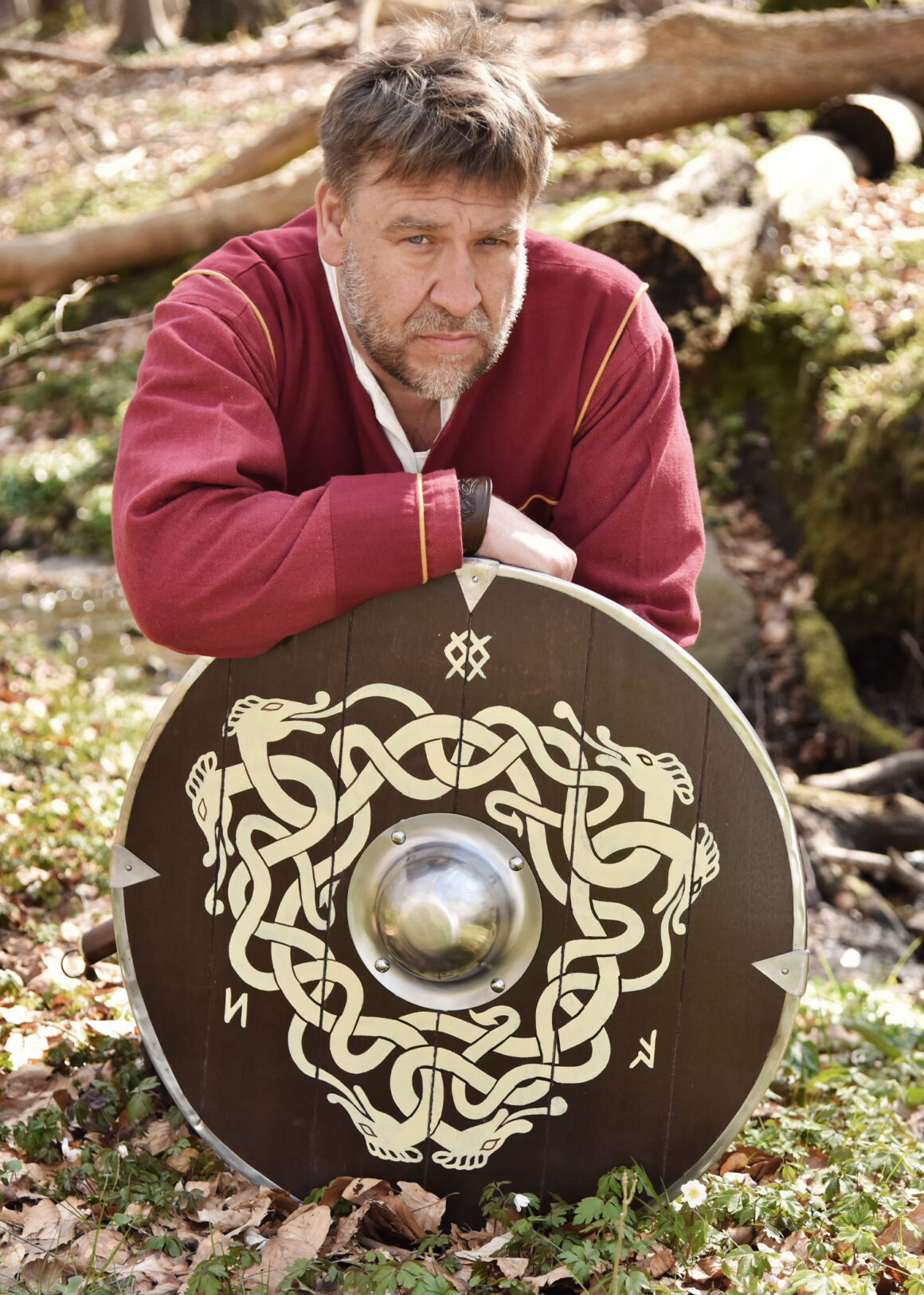 Angelsächsischer Schild mit Schlangenmotiv und Runen, 61 cm (Holz, Stahl)