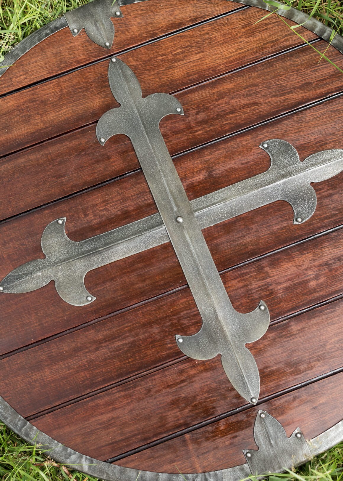 Rundschild mit Stahlbeschlägen (Holz)