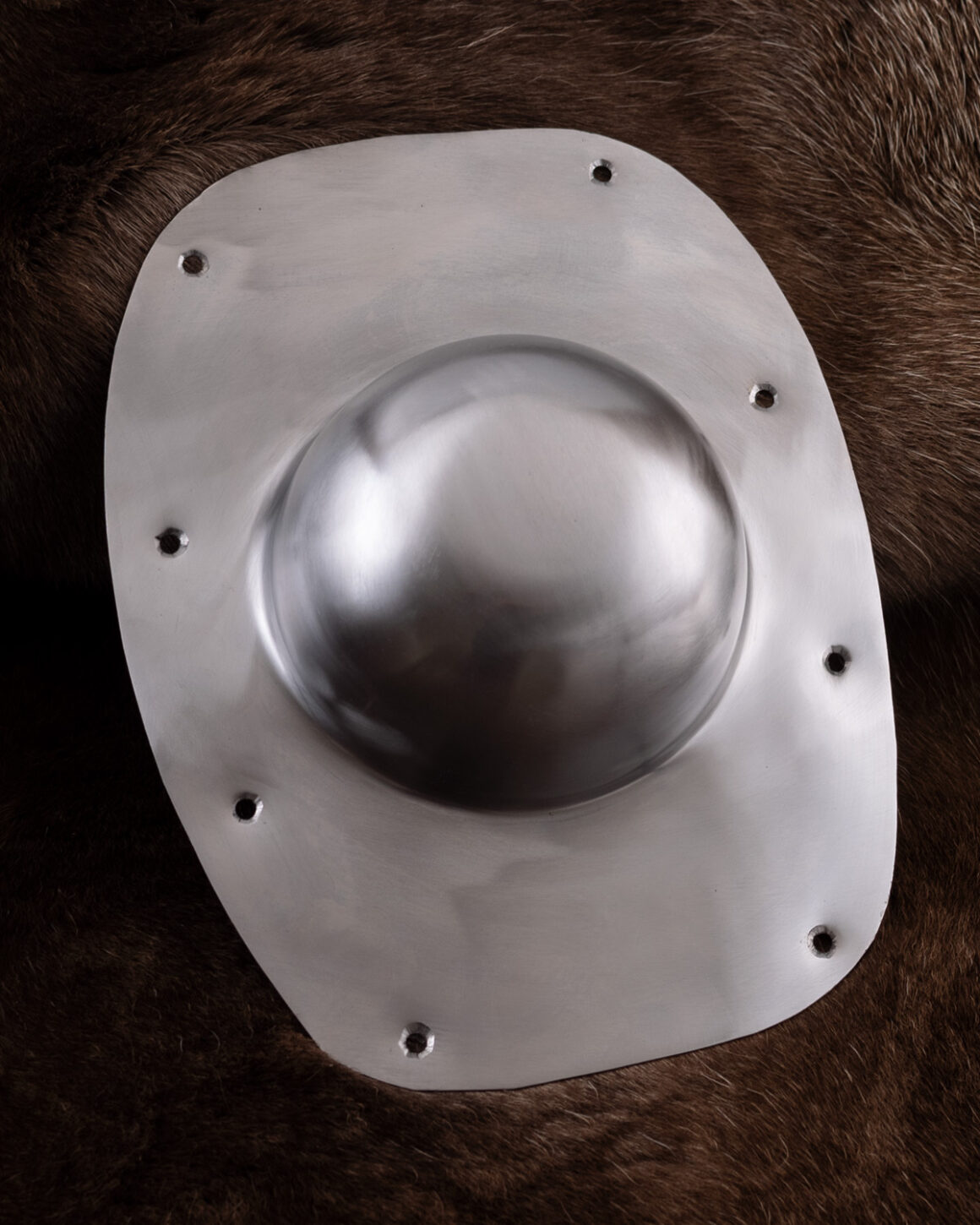 Umbo, Römischer Schildbuckel mit Schrauben (Stahl)