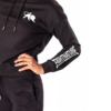 Fightnature Damen Hoodie schwarz - Nahaufnahme Schriftzug an junger Frau