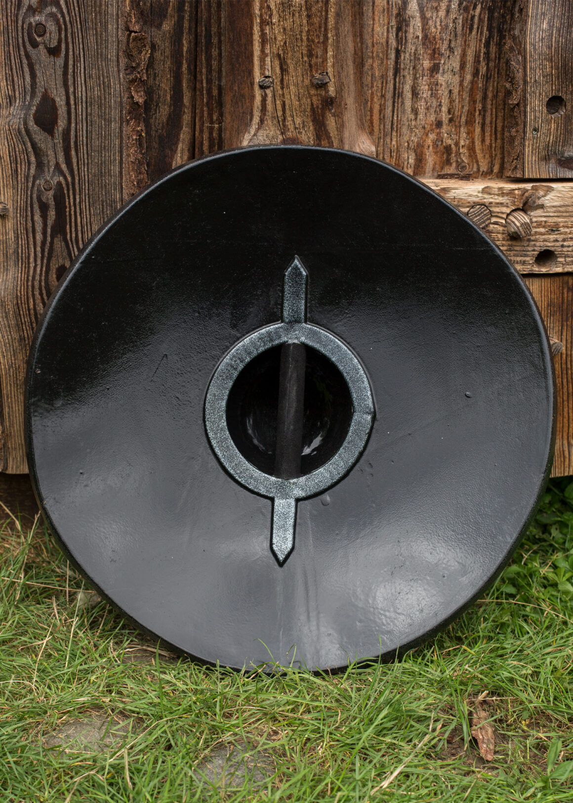 Epic Armoury – Wikinger Schild, 50 cm (Schaumstoff) - Rückseite an eine Holzwand angelehnt auf der Wiese