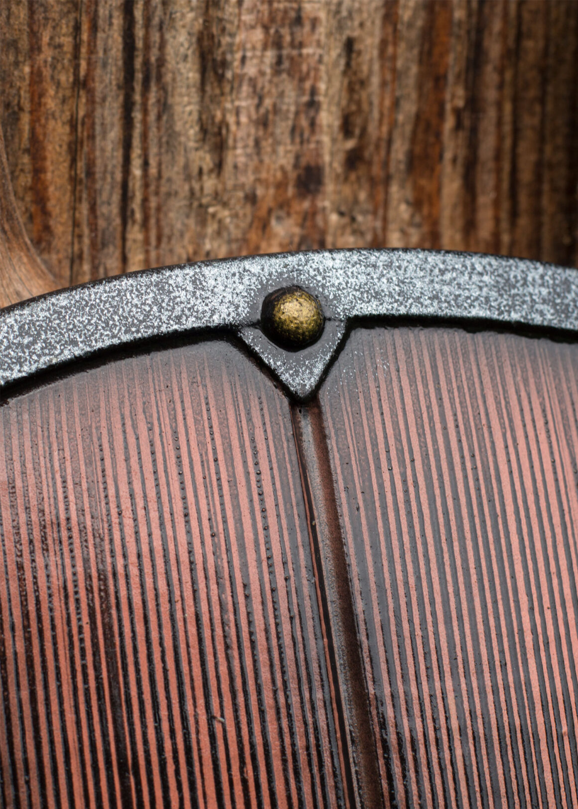 Epic Armoury – Wikinger Schild, 50 cm (Schaumstoff) - Vorderseite Detailansicht an eine Holzwand angelehnt