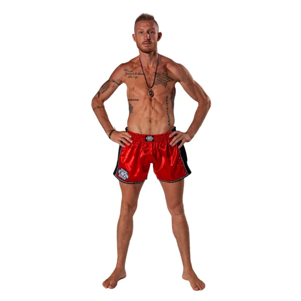 Kwon Professional Boxing Thai Kick Box Shorts Evolution rot - Ansicht an Kampfsportler