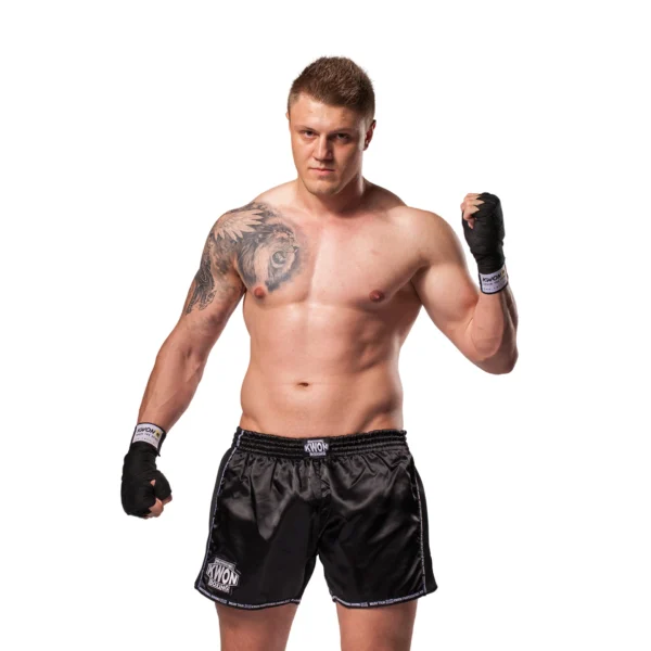 Kwon Professional Boxing Thai Kick Box Shorts Evolution schwarz - Vorderansicht an Kampfsportler