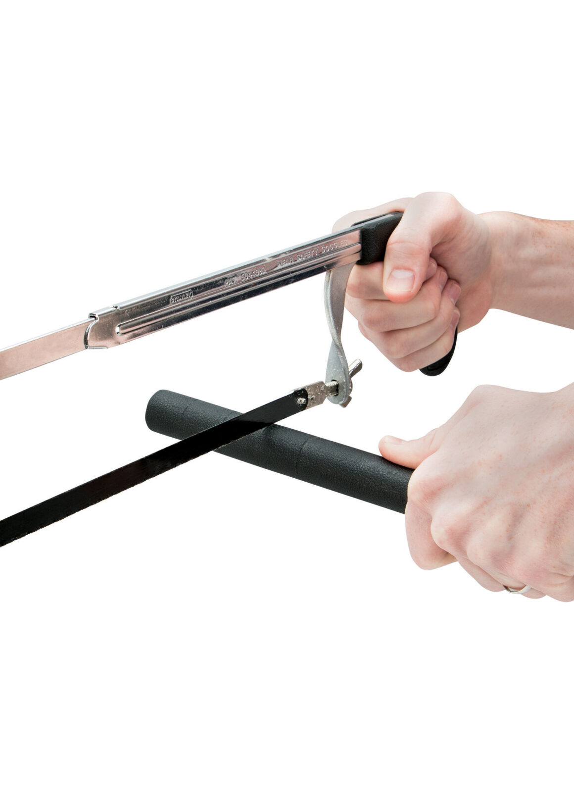 United Cutlery Gehstock Defense Hook Walking cane - eine Hand hält den Stock eine andere eine Säge, um anzudeuten wie stabil der Stock ist