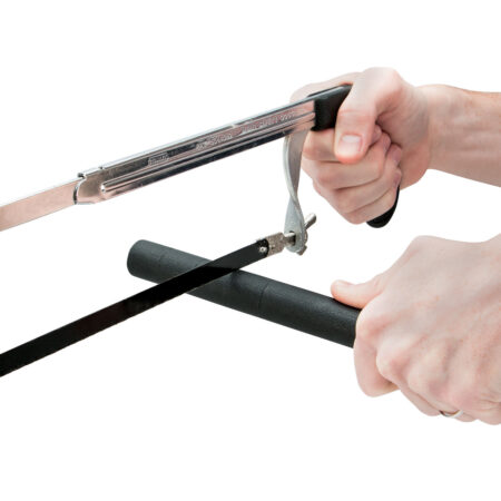 United Cutlery Gehstock Defense Hook Walking cane - eine Hand hält den Stock eine andere eine Säge, um anzudeuten wie stabil der Stock ist