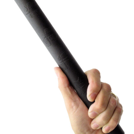 United Cutlery Night Watchman Escrima, ca. 71 cm (Kunststoff) - Hand hält den Stab Nahaufnahme