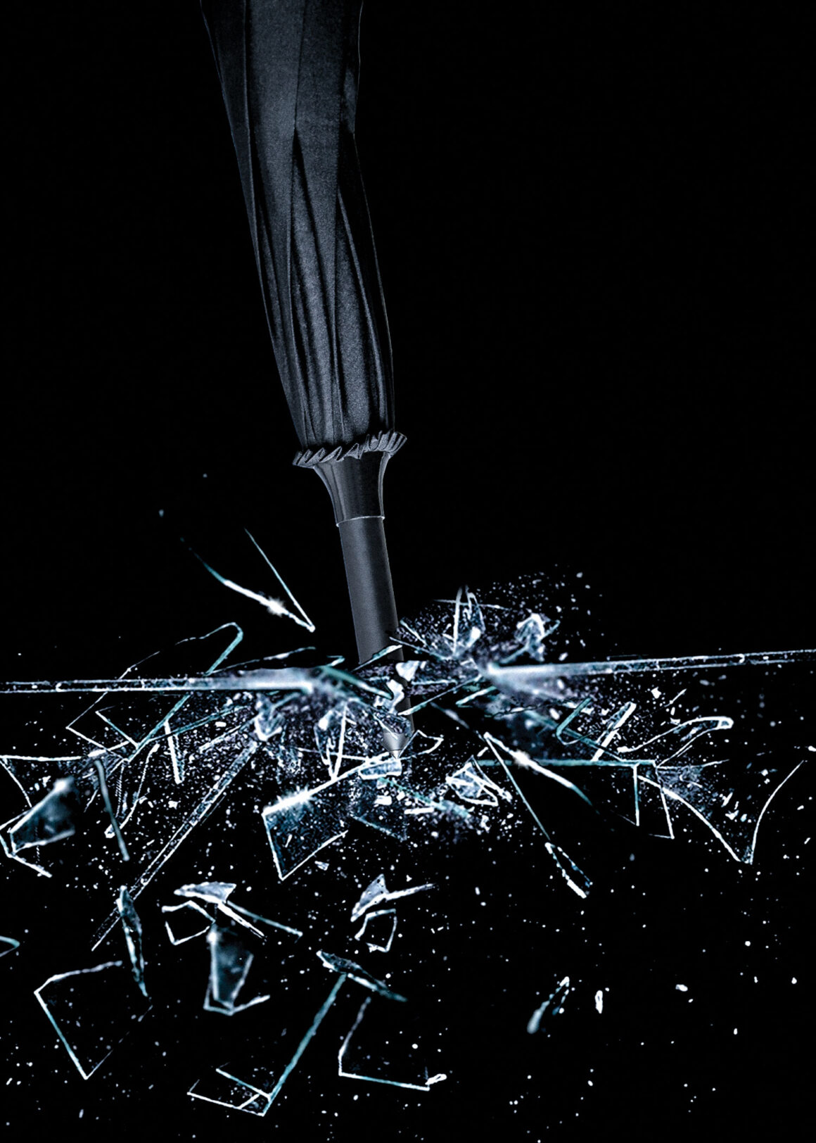 United Cutlery Schirm Night Watchman Regenschirm Umbrella - Nahaufnahme Schirmspitze schlägt auf Glas ein während es am zerbrechen ist