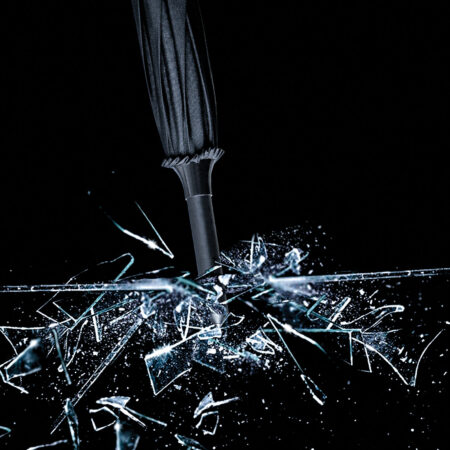 United Cutlery Schirm Night Watchman Regenschirm Umbrella - Nahaufnahme Schirmspitze schlägt auf Glas ein während es am zerbrechen ist