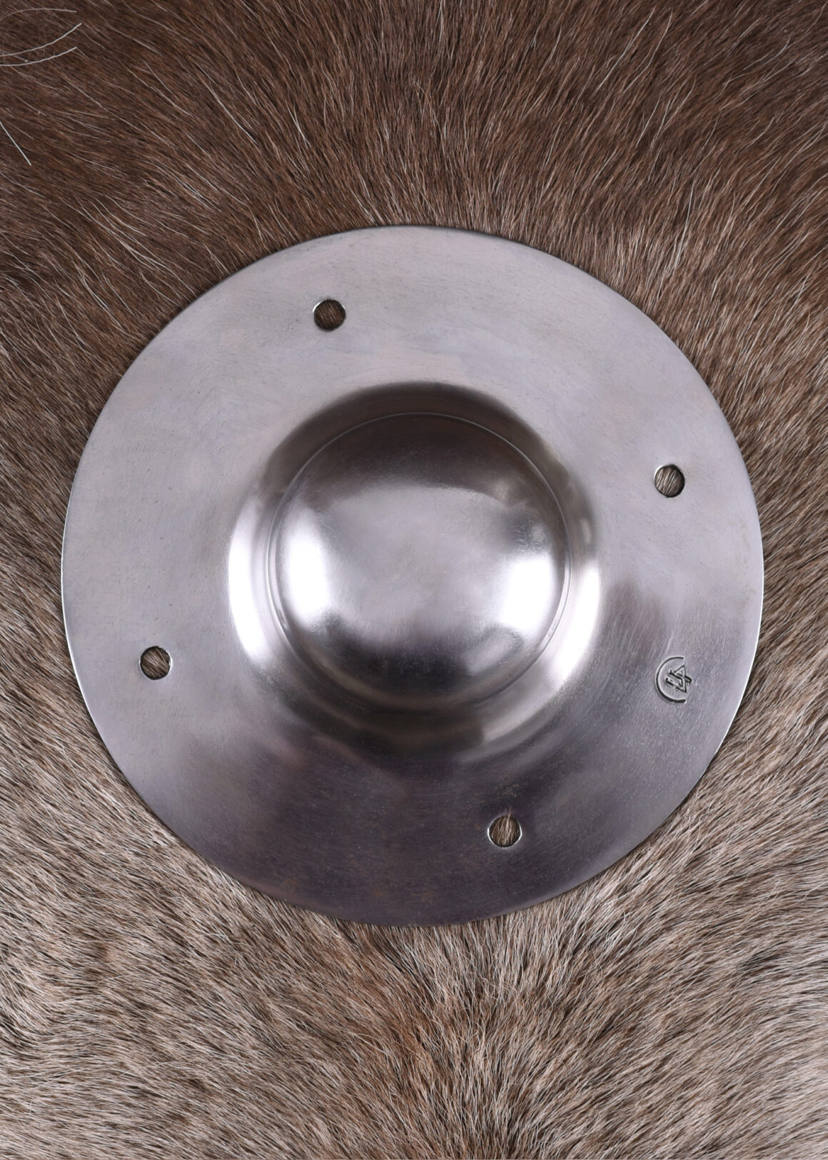 Ulfberth Schildbuckel für Norman Schild Kohlenstoffstahl 2mm, 6 cm Durchmesser - Vorderansicht auf Fellunterlage