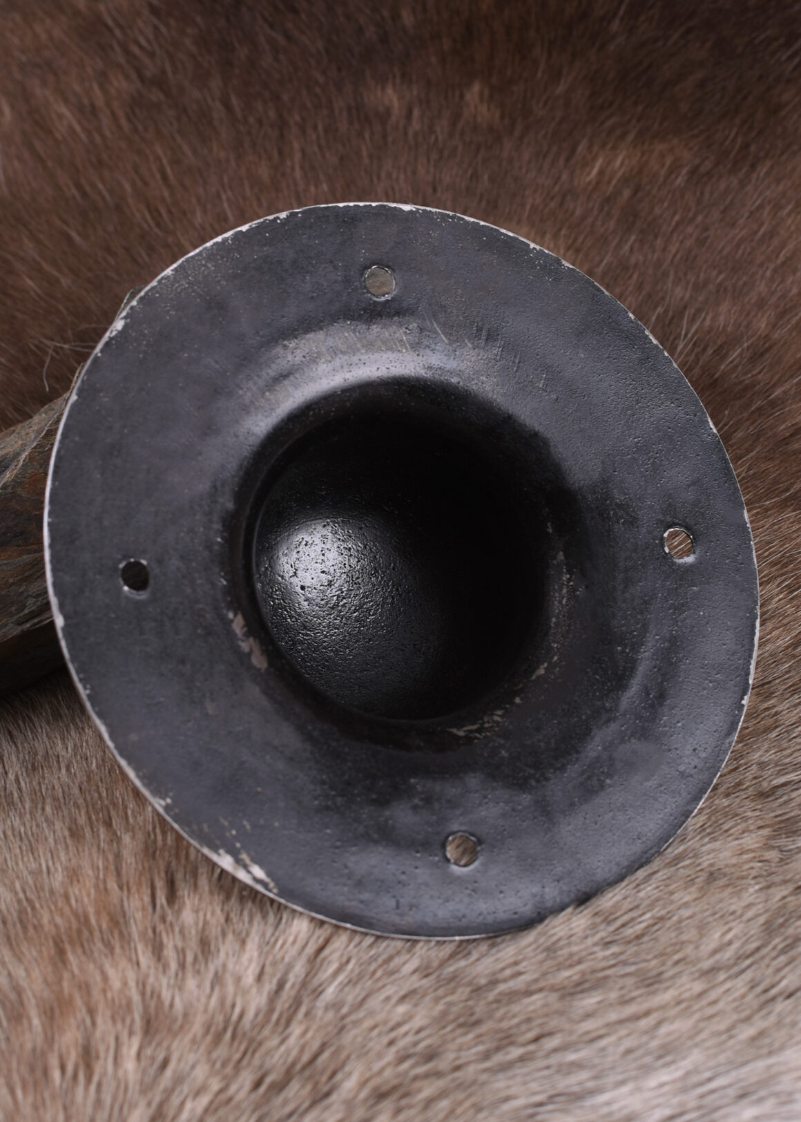 Ulfberth Schildbuckel für Norman Schild Kohlenstoffstahl 2mm, 6 cm Durchmesser - Rückansicht auf Fellunterlage