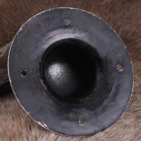 Ulfberth Schildbuckel für Norman Schild Kohlenstoffstahl 2mm, 6 cm Durchmesser - Rückansicht auf Fellunterlage