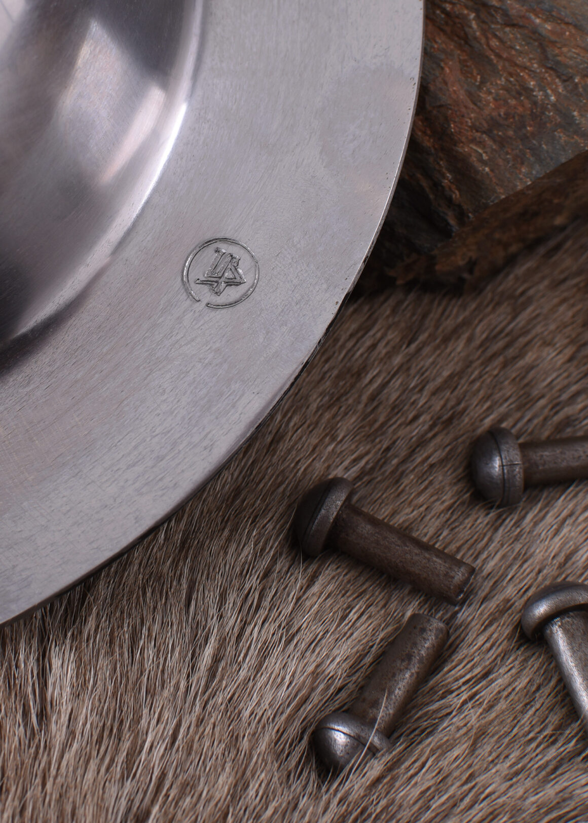 Ulfberth Schildbuckel für Norman Schild Kohlenstoffstahl 2mm, 6 cm Durchmesser - Detailansicht: Schildbuckel mit Nieten, auf Fellunterlage