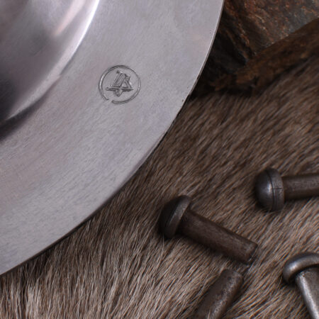 Ulfberth Schildbuckel für Norman Schild Kohlenstoffstahl 2mm, 6 cm Durchmesser - Detailansicht: Schildbuckel mit Nieten, auf Fellunterlage