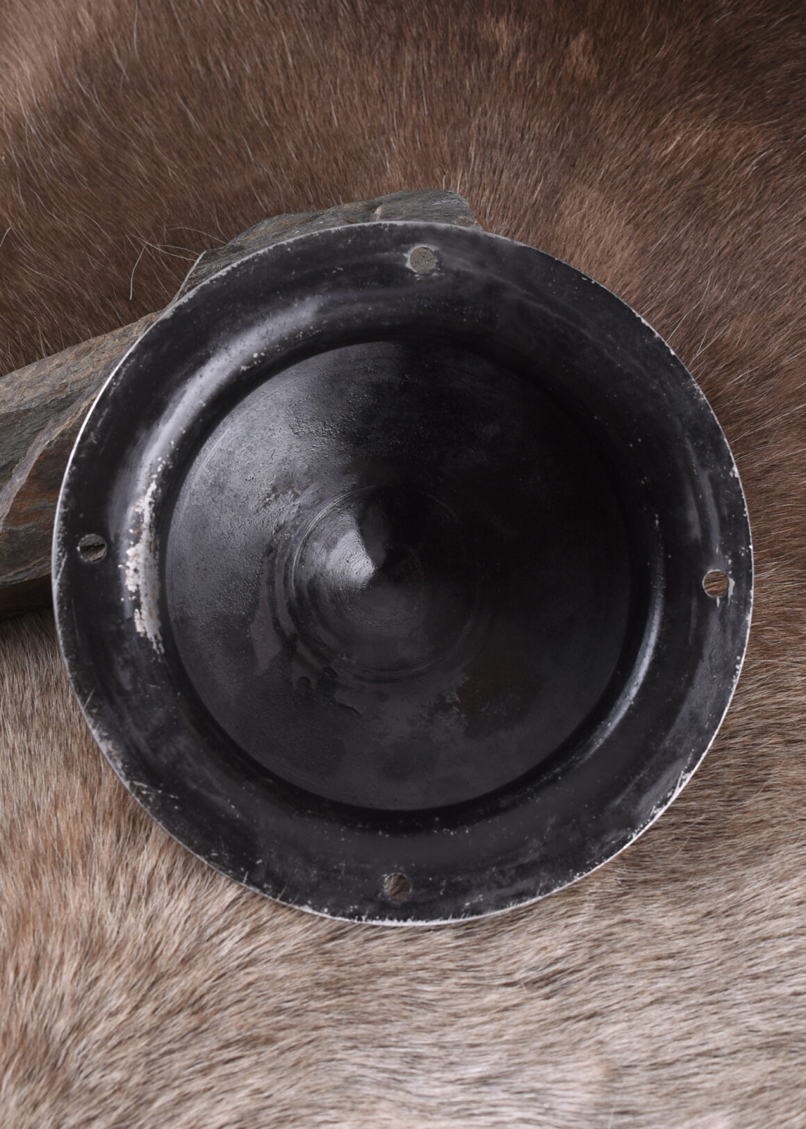 ULFBERTH Frühmittelalterlicher Schildbuckel, Schaukampftauglich (Stahl) - Rückansicht auf Fellunterlage