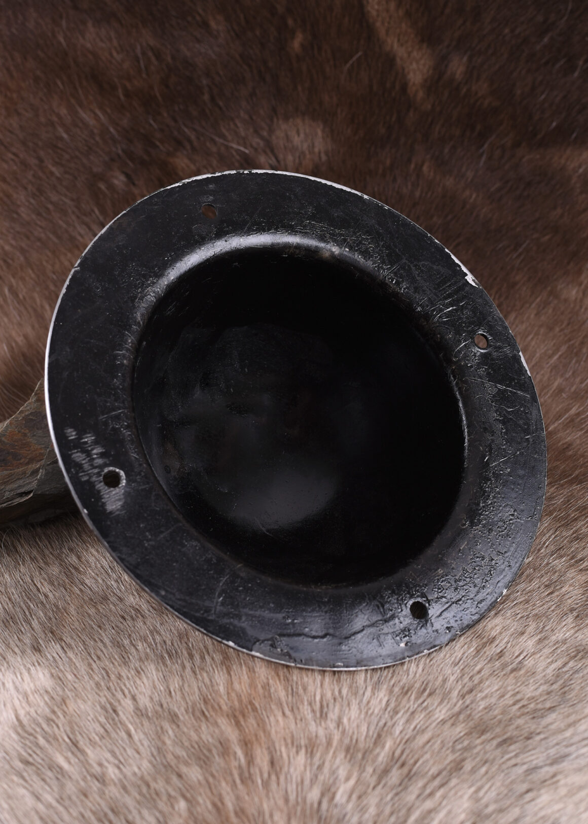 ULFBERTH Grosser Schildbuckel, schaukampftauglich (Stahl) 20 cm Durchmesser - Rückansicht auf Fellunterlage