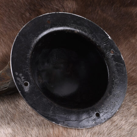 ULFBERTH Grosser Schildbuckel, schaukampftauglich (Stahl) 20 cm Durchmesser - Rückansicht auf Fellunterlage
