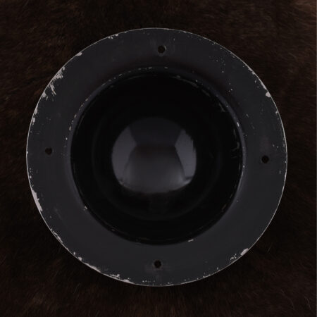 ULFBERTH Mittlerer Schildbuckel, Schaukampftauglich (Stahl) 19 cm Durchmesser - Rückansicht auf Fellunterlage