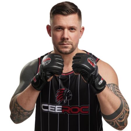 CEEROC MMA Handschuhe Fight schwarz - Kampfsportler hält beide Fäuste oben