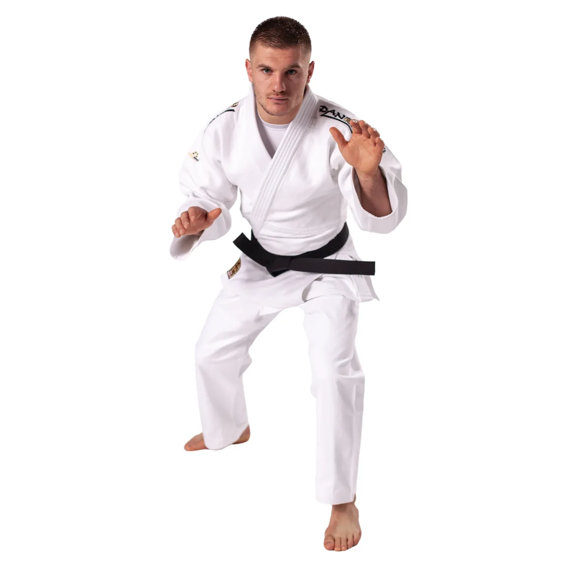 Danrho Judo Wettkampfanzug Kano weiß - Ansicht an einem Kampfsportler in Angriffsstellung