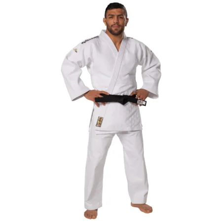 Danrho Judo Wettkampfanzug Kano weiß - Vorderansicht an Kampfsportler