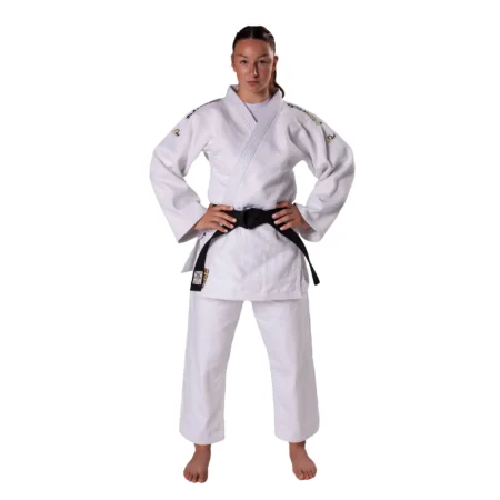 Danrho Judo Wettkampfanzug Kano weiß - Vorderansicht an Kampfsportlerin