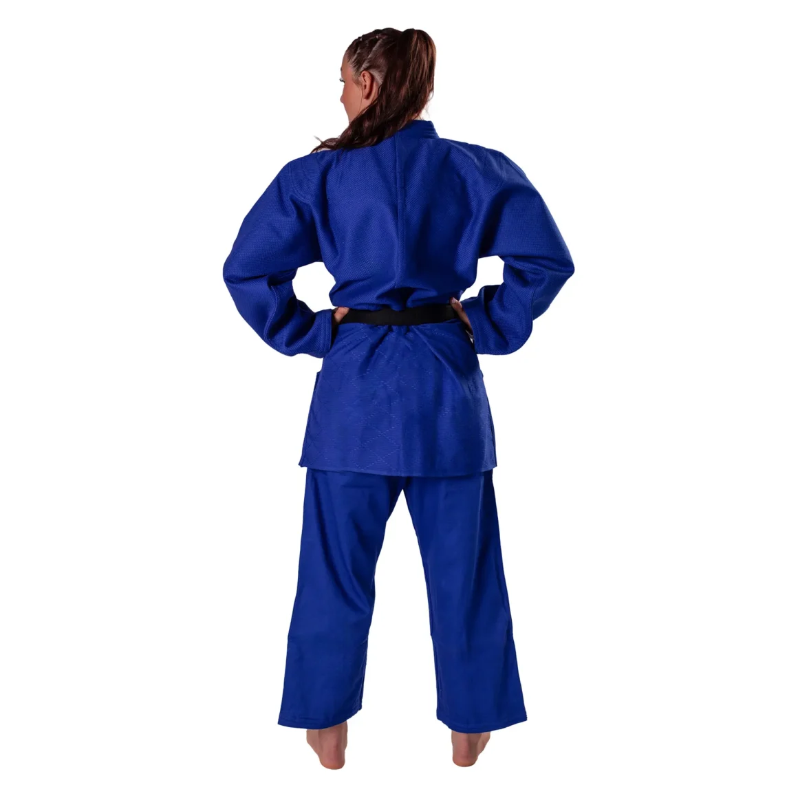 Danrho Judoanzug Ultimate 750 IJF anerkannt japanischer Werbung blau - Rückansicht an Kamspfsportlerin