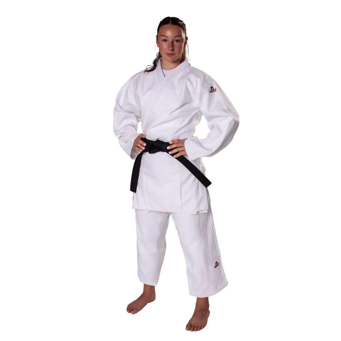 Danrho Judoanzug Ultimate 750 IJF anerkannt in Japansicher Werbung - Vorderansicht an kampfsportlerin
