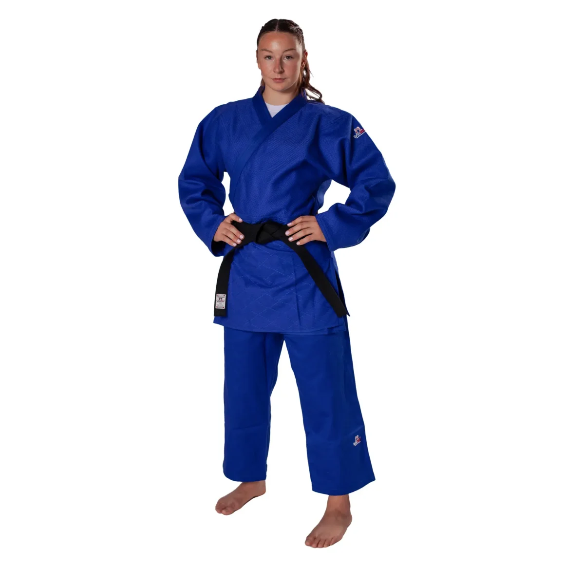 Danrho Judoanzug Ultimate 750 IJF anerkannt japanischer Werbung blau - Vorderansicht an Kamspfsportlerin