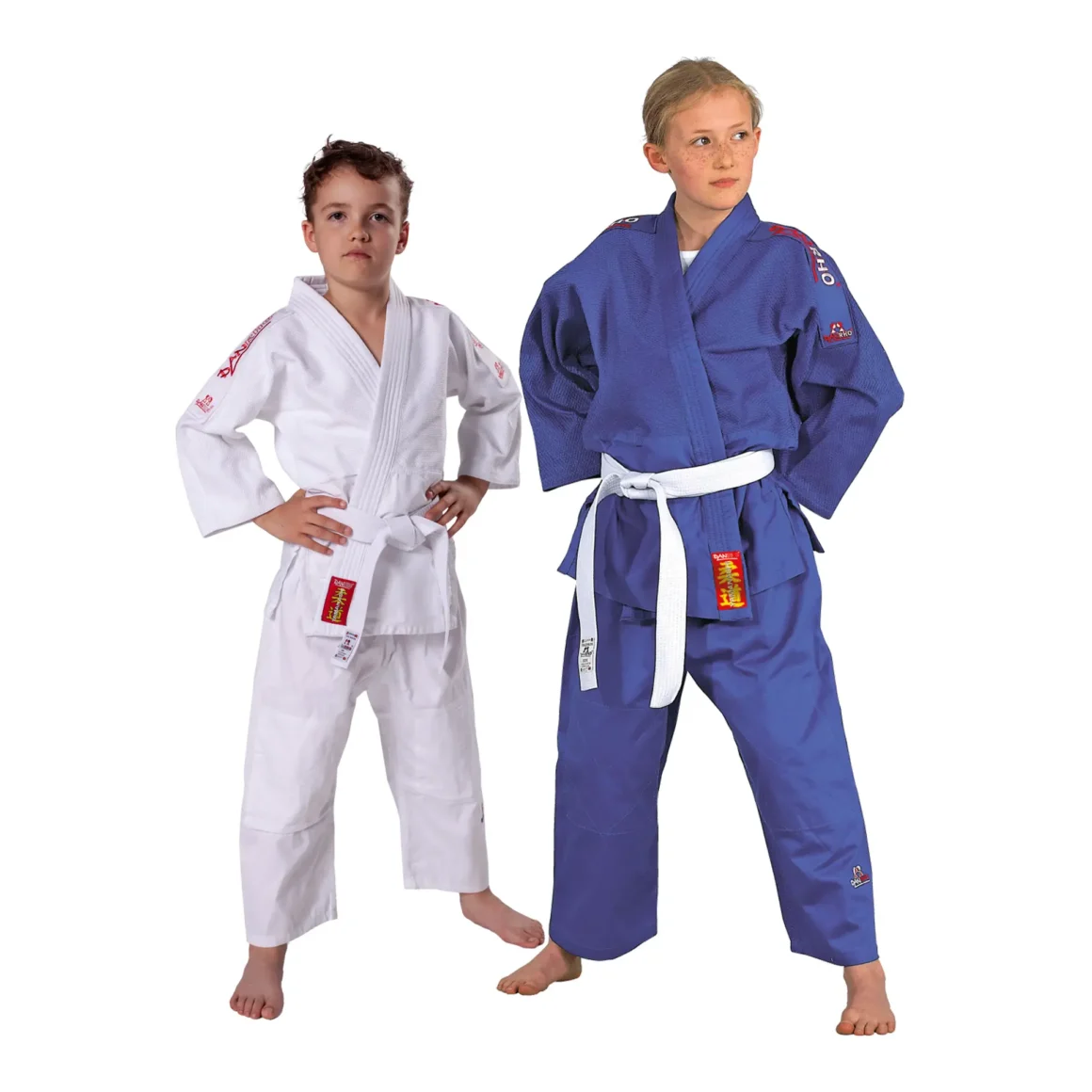 DAnrho Judoanzug Yamanashi mit Schulterstreifen blau, weiß - Ansicht an zwei jungen Kampfsportlern