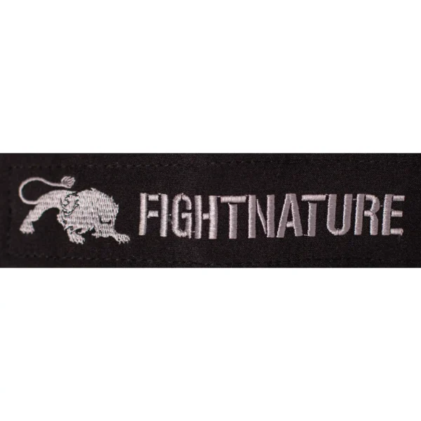 Fightnature MMA Cage Shorts schwarz-grau - Nahaufnahme Löwe Schriftzug Stickerei