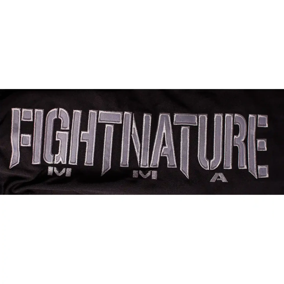 Fightnature MMA Cage Shorts schwarz-grau - Nahaufnahme Schriftzug Stickerei