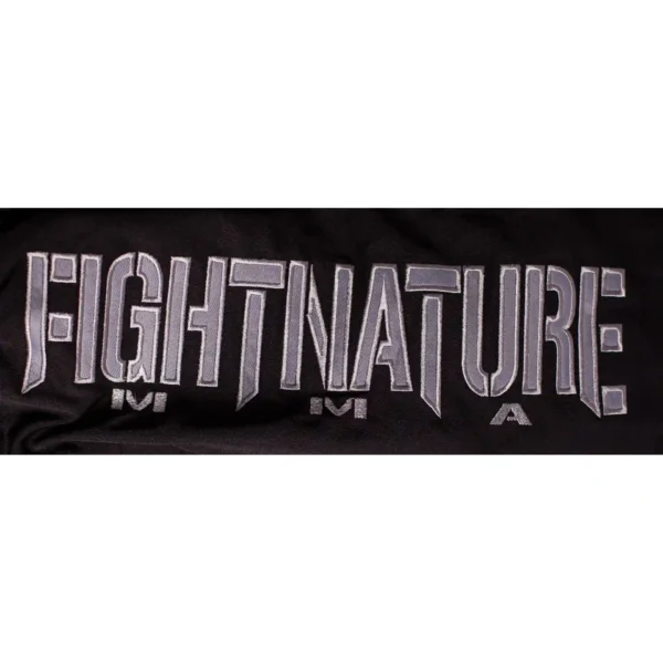 Fightnature MMA Cage Shorts schwarz-grau - Nahaufnahme Schriftzug Stickerei