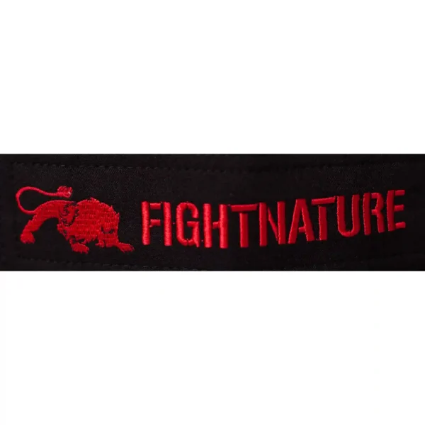 Fightnature MMA Cage Shorts schwarz-rot - Nahaufnahme Löwe Schriftzug Stickerei