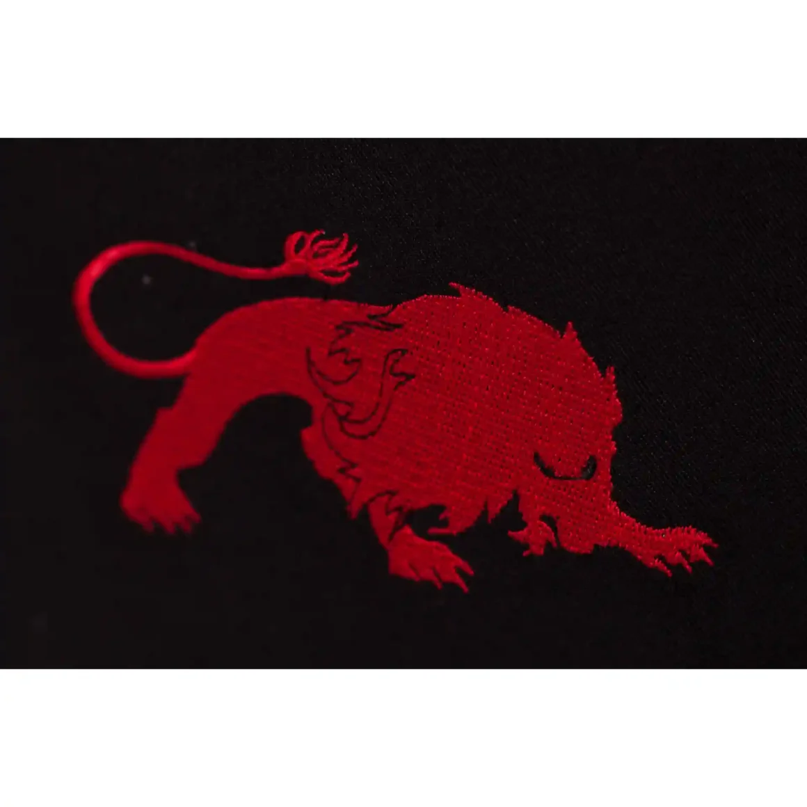 Fightnature MMA Cage Shorts schwarz-rot - Nahaufnahme Löwe Stickerei